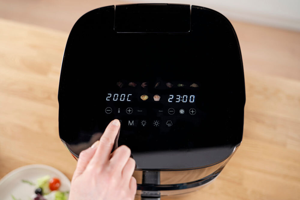 Air Fryer Frytkownica beztłuszczowa ZELMER ZAF8800 czarny panel, osoba naciska przycisk 10 inteligentnych trybów automatycznych wybranie programu dostosowanie temperatury i czasu bez konieczności ciągłego nadzorowania ułatwienie codziennego gotowania