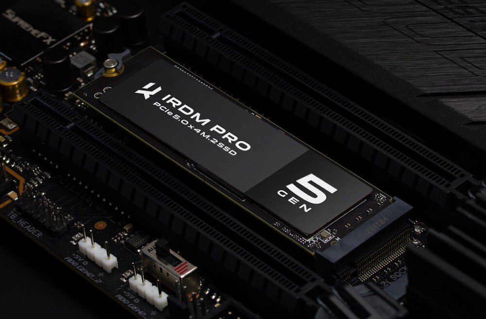 Komputer MAD DOG BQ800-I08DR32 Zbliżenie na zamontowany dysk SSD na płycie głównej. Na obudowie dysku widoczne oznaczenia dotyczące interfejsu PCIe 5.0 i marki, dysk, prędkość, pojemność, technologia, wskaźnik MTBF