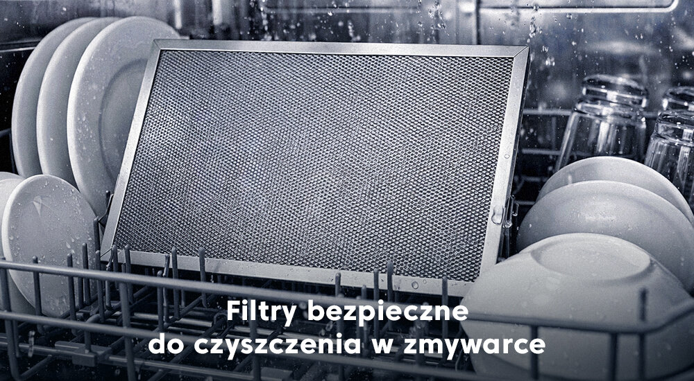 OKAP BEKO BHCA62442BBHF Wnętrze zmywarki wypełnione naczyniami, pośrodku którego ustawiono metalowy filtr okapu BEKO. Dynamiczne krople wody i podpis „Filtry bezpieczne do czyszczenia w zmywarce” podkreślają możliwość mycia filtra w urządzeniu filtry do zmywarki łatwe czyszczenie higiena usuwanie tłuszczu świeżość