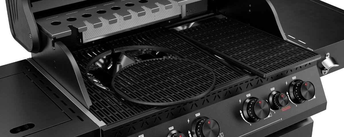 Na obrazie widoczny jest czarny grill gazowy z kilkoma pokrętłami do regulacji temperatury. Grill posiada ruszt oraz dodatkowy okrągły element na powierzchni do grillowania.
