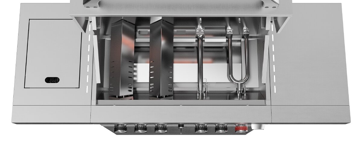 Widok z góry na wnętrze grilla gazowego z trzema palnikami i pokrętłami regulacyjnymi na przednim panelu. Obudowa wykonana jest ze srebrnego metalu.