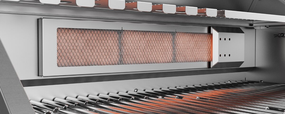 Wnętrze grilla gazowego z widocznymi metalowymi rusztami i elementem grzewczym w tle. Element grzewczy ma wzór siatki i emituje pomarańczowe światło.