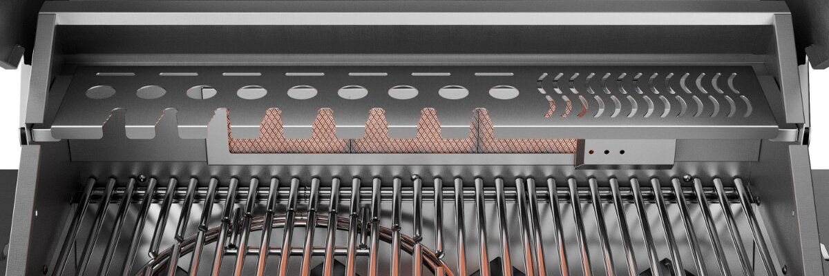 Wnętrze grilla gazowego z widocznymi metalowymi rusztami i elementami grzewczymi. Konstrukcja wykonana z metalu, z otworami wentylacyjnymi na górze.