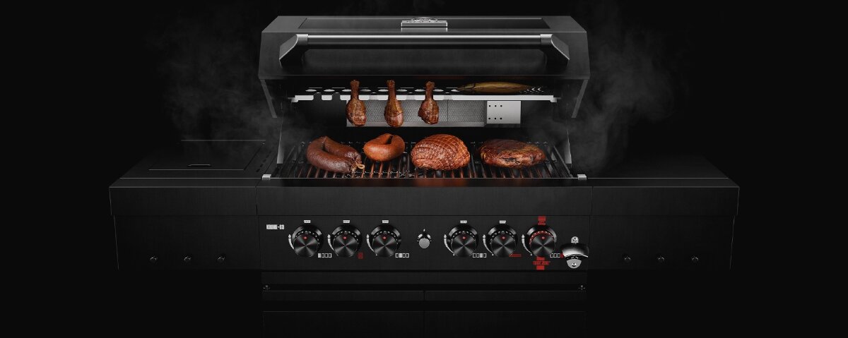 Czarny grill gazowy z otwartą pokrywą, na ruszcie znajdują się różne rodzaje mięsa. Na panelu przednim widoczne są pokrętła do regulacji temperatury oraz logo producenta.