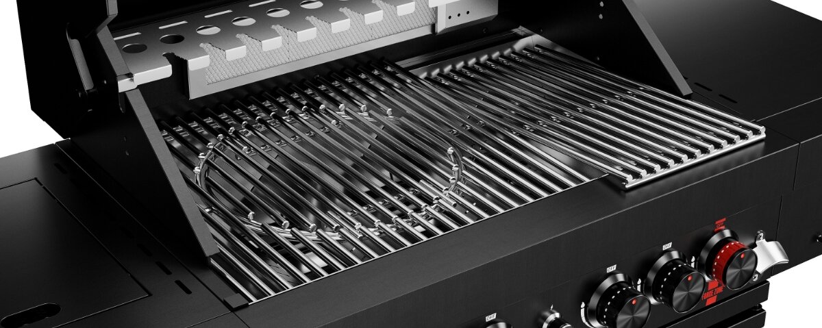 Obraz przedstawia czarny grill gazowy z otwartą pokrywą, ukazujący metalowy ruszt z okrągłym elementem na środku. Na panelu przednim znajdują się pokrętła do regulacji z czerwonymi i czarnymi elementami.