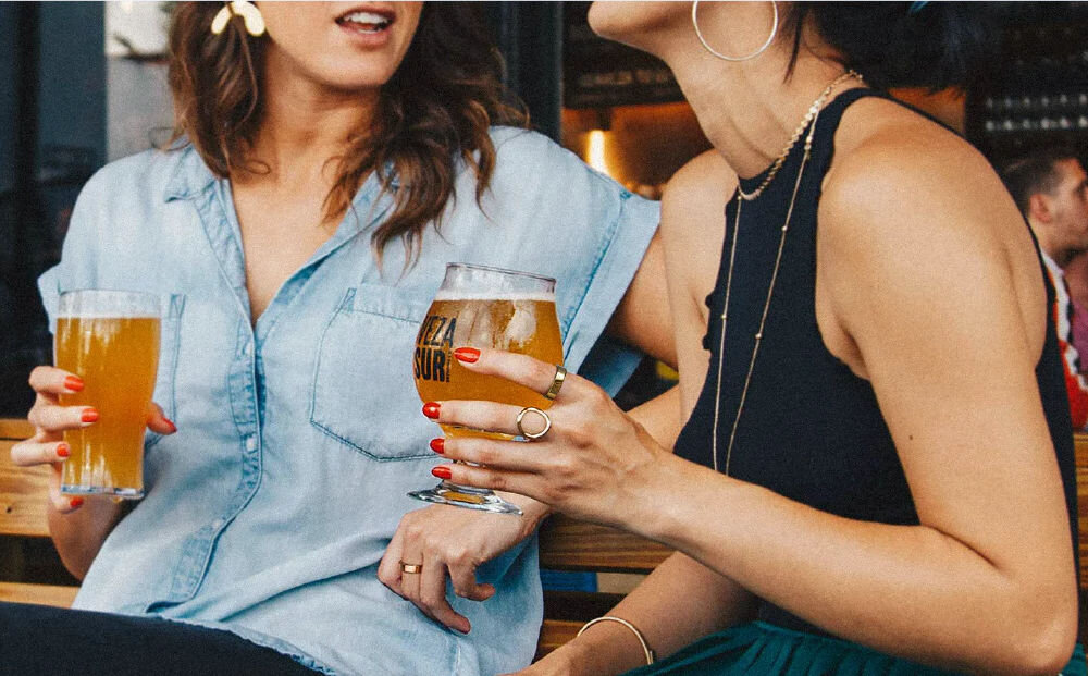 Smartring RINGCONN Gen 2 dwie osoby z pierścieniami na palcach noszenie na palcu wskazującym środkowym serdecznym