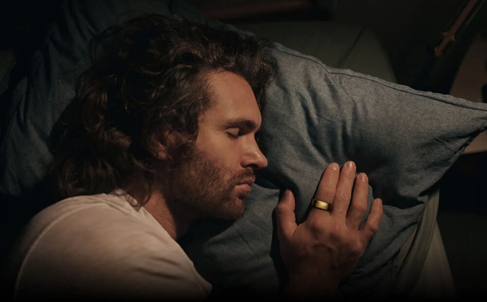 Smartring RINGCONN Gen 2 śpiąca osoba z pierścieniem na palcu śledzenie drzemek faza rem sen lekki sen  głęboki