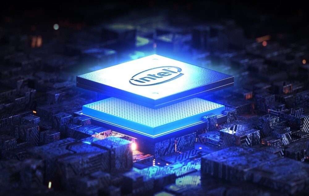 Komputer ASUS ExpertCenter P500MV-13420H057X Zbliżenie na procesor z logo 'Intel' unoszący się nad płytą główną w futurystycznym, niebieskim oświetleniu, podzespoły, procesor, pamięć RAM, dysk