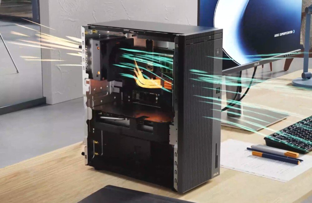 Komputer ASUS ExpertCenter P500MV-13420H057X Komputer z otwartym bokiem obudowy, przez który widać strumienie powietrza przepływające przez wentylator i podzespoły, system chłodzenia, radiator