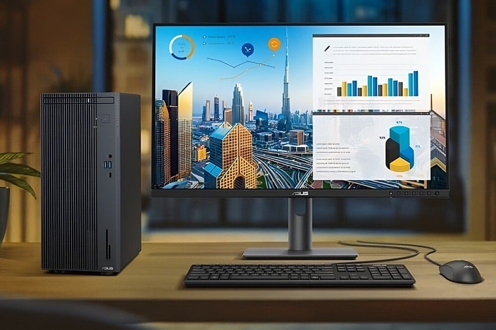 Komputer ASUS ExpertCenter P500MV-13420H057X Komputer ustawiony na biurku obok monitora z wyświetlonymi wykresami i analizami finansowymi w jasnym biurowym otoczeniu, zasilacz, wentylacja, tryby