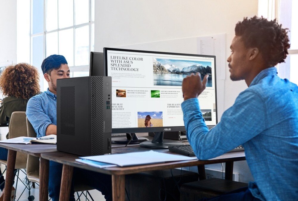 Komputer ASUS ExpertCenter D5 SFF D500SE Mężczyzna siedzący w biurze przy biurku, na którym stoi monitor oraz pionowo ustawiona jednostka centralna