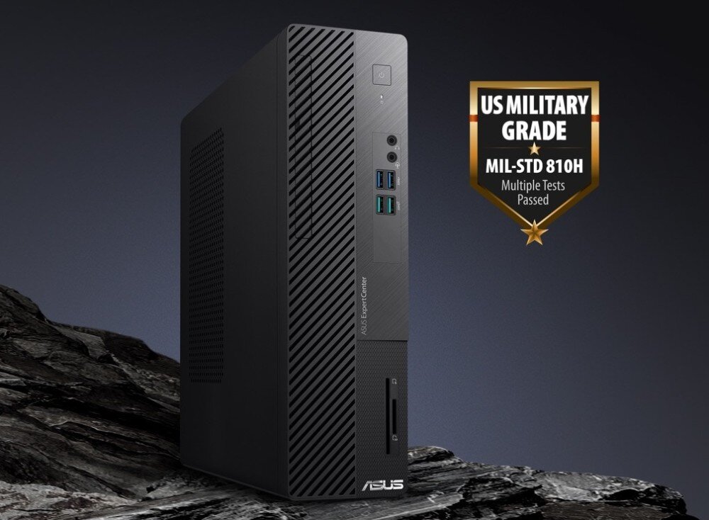 Komputer ASUS ExpertCenter D5 SFF D500SE Czarna obudowa komputera stojąca pionowo na ciemnych skałach obok złotej odznaki z napisem 'US MILITARY GRADE'