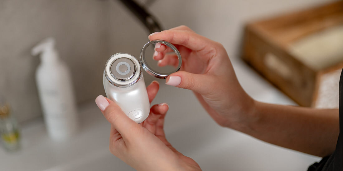 Demakijaż za pomocą KiCA iBeauty skuteczne oczyszczanie skóry magnetyczny pierścień tryb „Import” uruchom „Export” technologia jonowa zanieczyszczenia