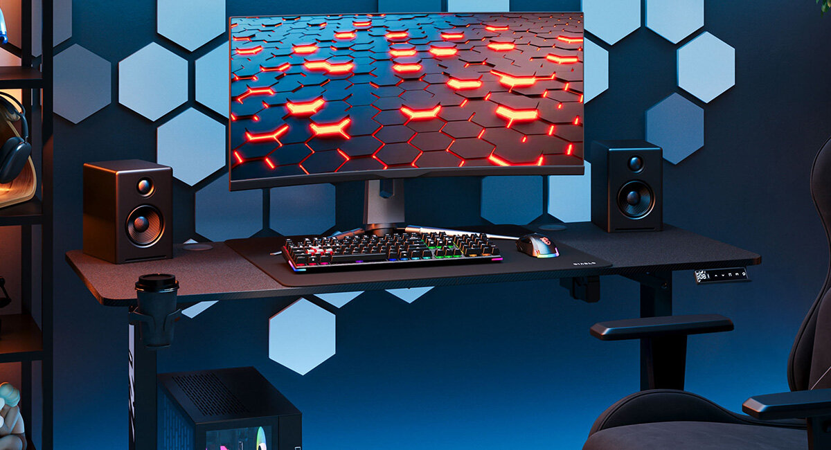 DIABLO CHAIRS X-TENSIO 1400 - biurko w pokoju, na nim monitor klawiatura głośniki