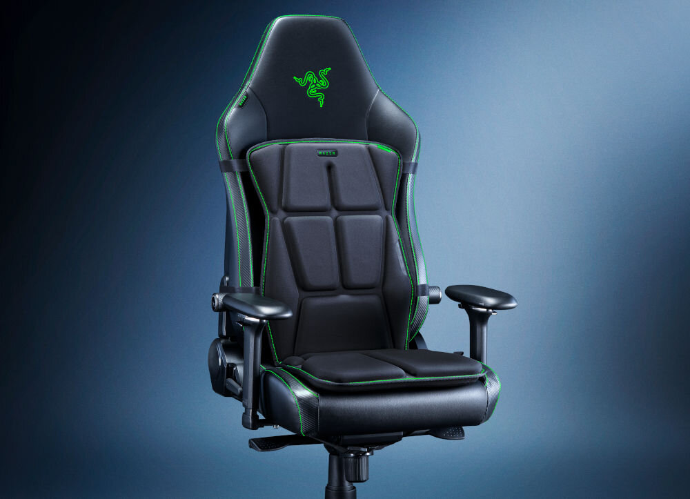 Mata haptyczna RAZER Freyja RC81-04340101-R3M1 prezentacja maty na fotelu Razer od przodu na niebieskim tle Razer HyperSpeed Wireless niskie opóźnienia podczas gry na PC łączności 2,4 GHz Bluetooth wygodne połączenie z urządzeniami z Androidem oglądanie filmów słuchanie muzyki doświadczanie immersji