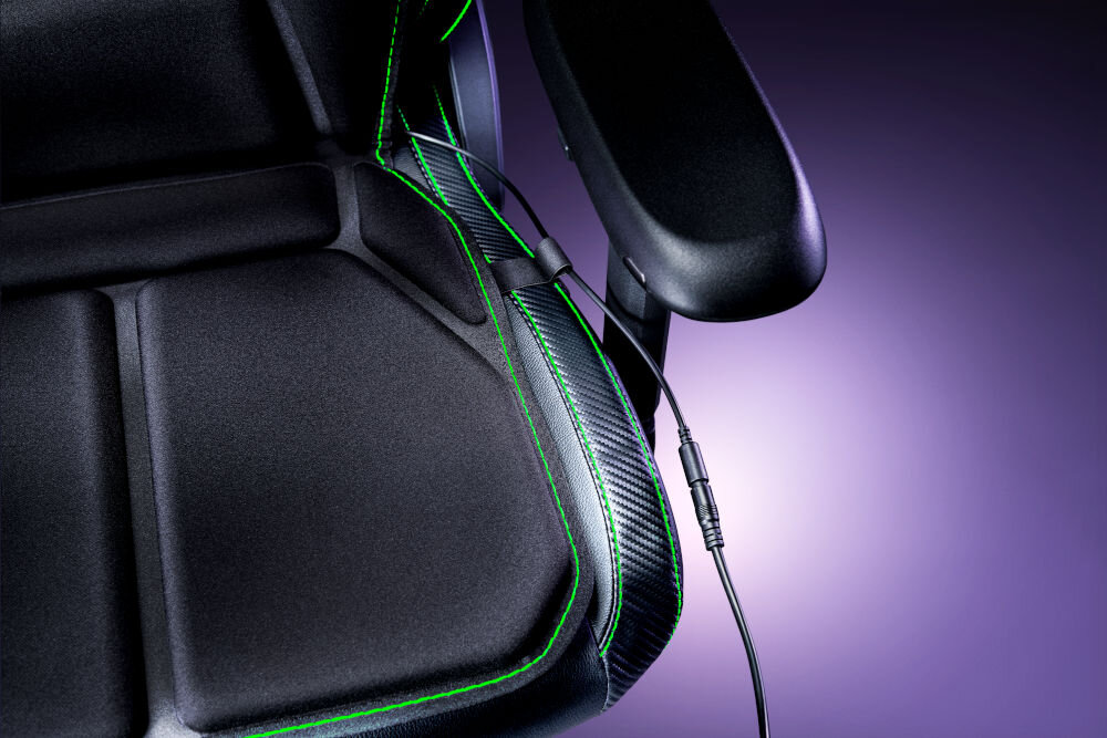 Mata haptyczna RAZER Freyja RC81-04340101-R3M1 prezentacja szybkozłącza do ochrony kabli zbliżenie na nie na fioletowym tle system szybkiego rozłączania kabli odłączenie przewodu zasilającego estetycznie ukryty ochrona kabla przed uszkodzeniem porządek i bezpieczeństwo