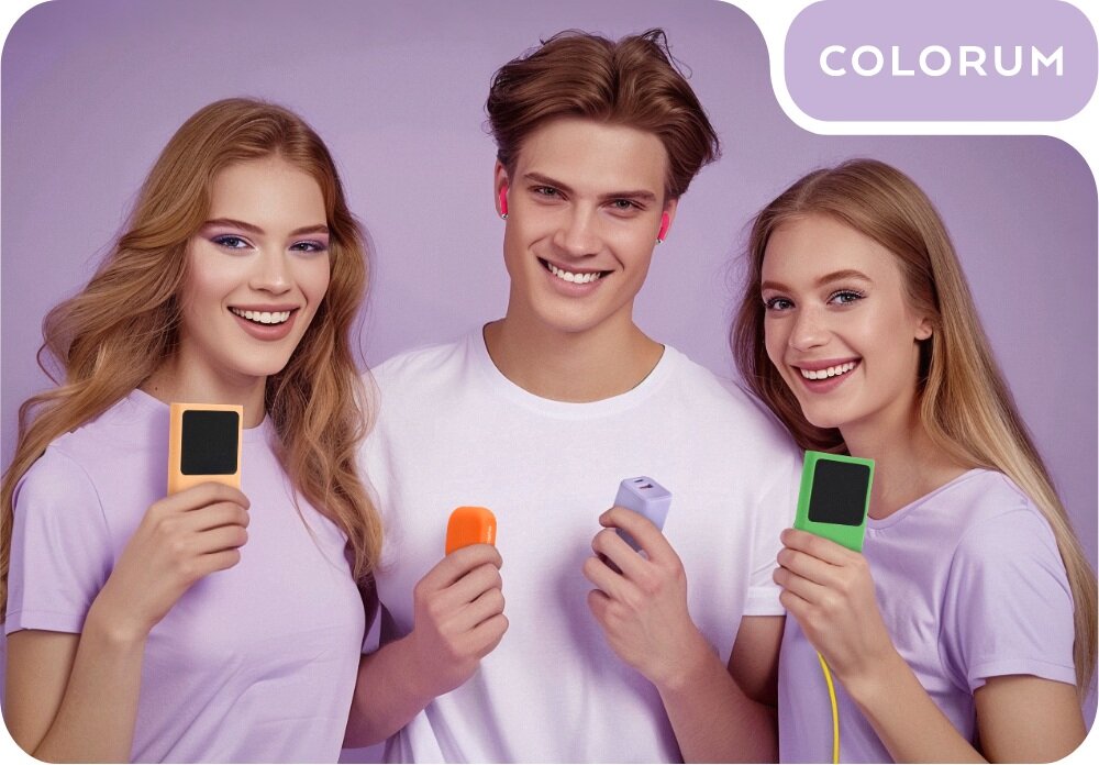 KABEL USB-A - USB-C COLORUM CK60-AC-09 1.8 M Digital Lavender wizualizacja Czerpiemy moc z koloru przyjaciele mężczyzna kobiety uśmiechnięci urządzenia w dłoniach kolorowe logo marki w rogu