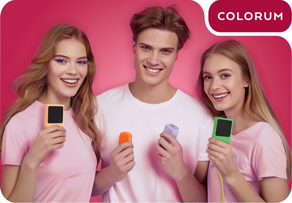 Ładowarka sieciowa COLORUM CLS30-AC-02 30W Różowy lifestyle wizualizacja przyjaciele mężczyzna kobiety uśmiechnięci urządzenia w dłoniach kolorowe logo marki w rogu Czerpiemy moc z koloru Kolorowa rewolucja