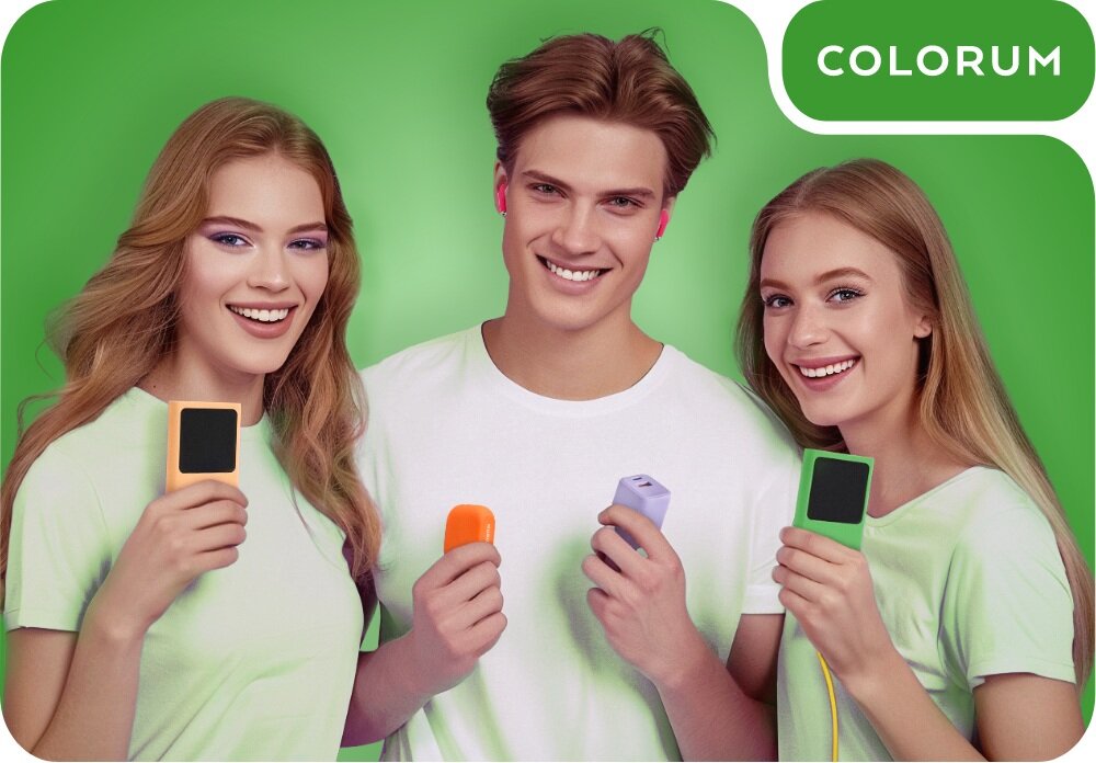Ładowarka sieciowa COLORUM CLS30-AC-04 30W Zielony lifestyle wizualizacja przyjaciele mężczyzna kobiety uśmiechnięci urządzenia w dłoniach kolorowe logo marki w rogu Czerpiemy moc z koloru Kolorowa rewolucja