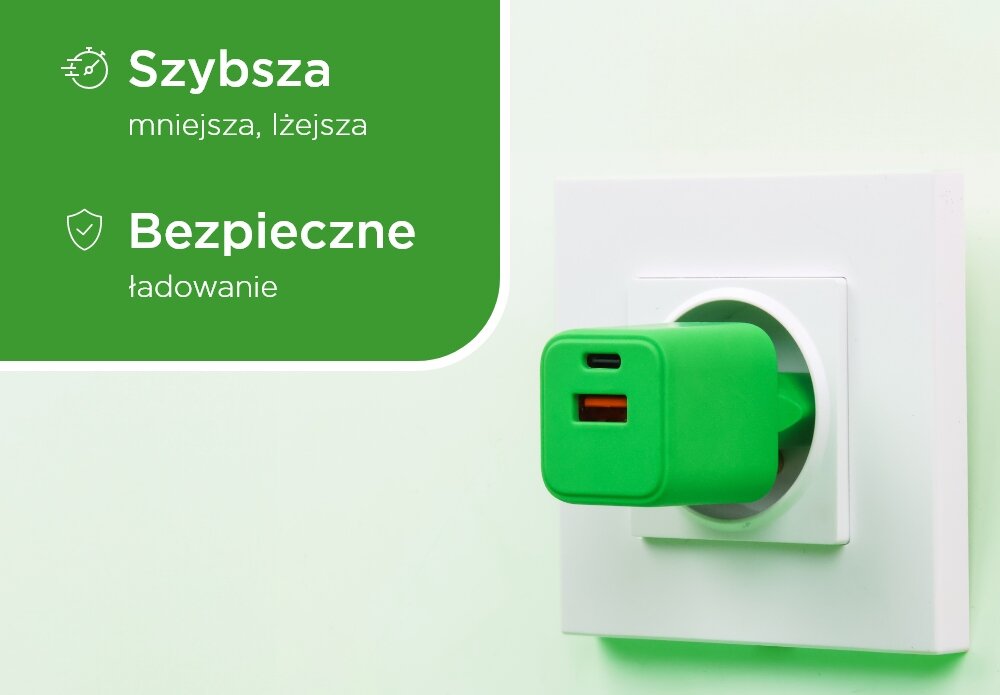 Ładowarka sieciowa COLORUM CLS30-AC-04 napis tekst szybka bezpieczna telefon smartfon ładowarka w poziomie na telefonie wejście kabel 30W Zielony lifestyle wizualizacja Nano konstrukcja mała lekka szybkie ładowanie Generuje mniej ciepła bez ryzyka przegrzania do torebki plecaka