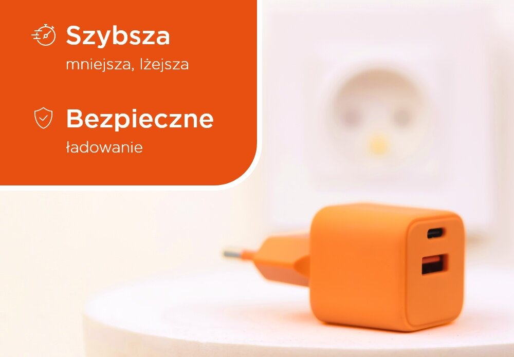 Ładowarka sieciowa COLORUM CLS30-AC-10 napis tekst szybka bezpieczna telefon smartfon ładowarka w poziomie na telefonie wejście kabel 30W Pomarańczowy lifestyle wizualizacja Nano konstrukcja mała lekka szybkie ładowanie Generuje mniej ciepła bez ryzyka przegrzania do torebki plecaka