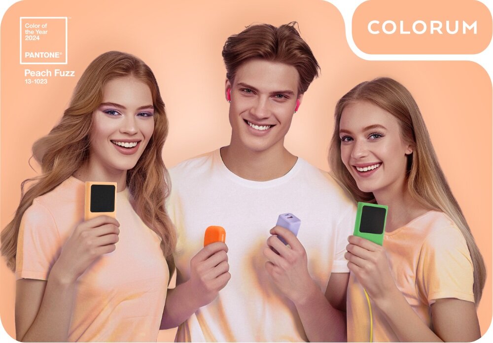 Ładowarka sieciowa COLORUM CLS30-AC-14 30W Peach Fuzz lifestyle wizualizacja przyjaciele mężczyzna kobiety uśmiechnięci urządzenia w dłoniach kolorowe logo marki w rogu Czerpiemy moc z koloru Kolorowa rewolucja