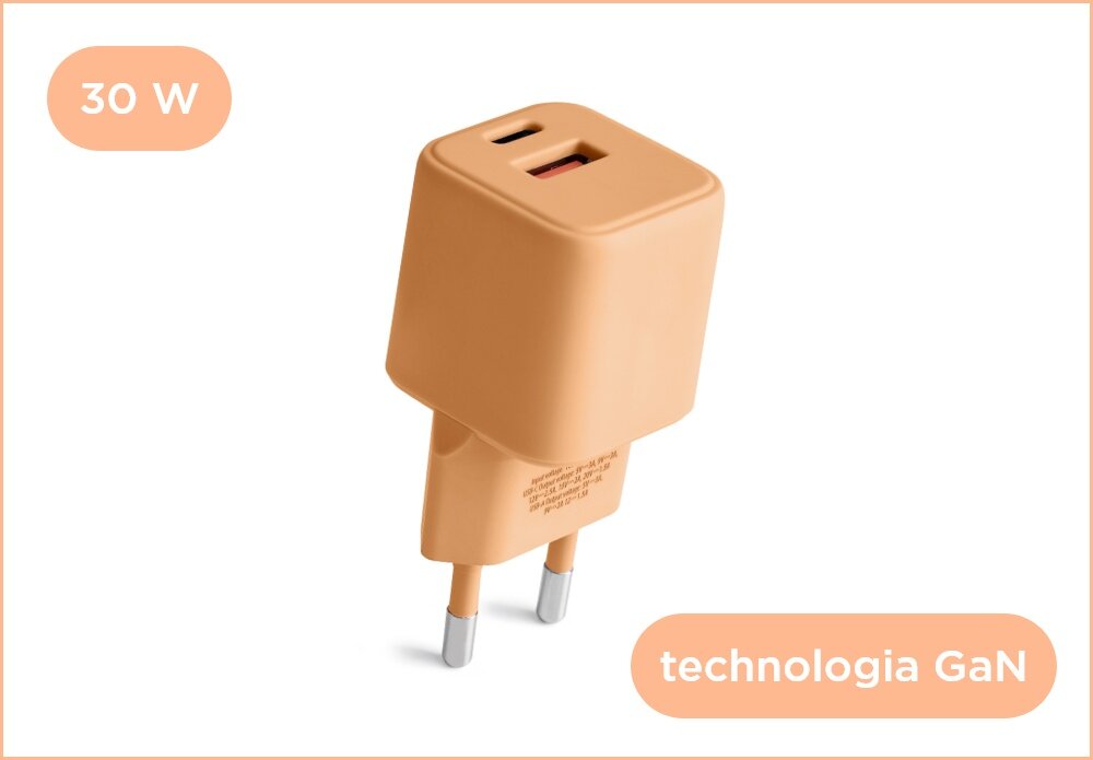 Ładowarka sieciowa COLORUM CLS30-AC-14 30W Peach Fuzz lifestyle wizualizacja napisy technologia bok wejścia Kolorowa rewolucja Kompaktowa wyrazista niezawodna styl funkcjonalność