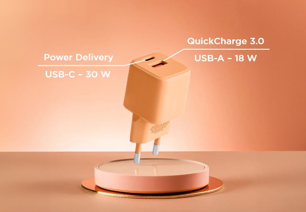 Ładowarka sieciowa COLORUM CLS30-AC-14 30W Peach Fuzz lifestyle wizualizacja opis wejść wtyczka Szybkie ładowanie szereg zabezpieczeń Power Delivery QuickCharge