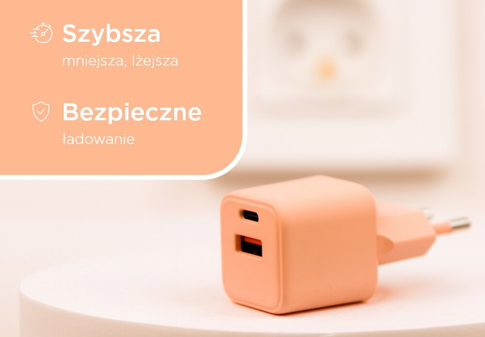Ładowarka sieciowa COLORUM CLS30-AC-14 napis tekst szybka bezpieczna telefon smartfon ładowarka w poziomie na telefonie wejście kabel 30W Peach Fuzz lifestyle wizualizacja Nano konstrukcja mała lekka szybkie ładowanie Generuje mniej ciepła bez ryzyka przegrzania do torebki plecaka