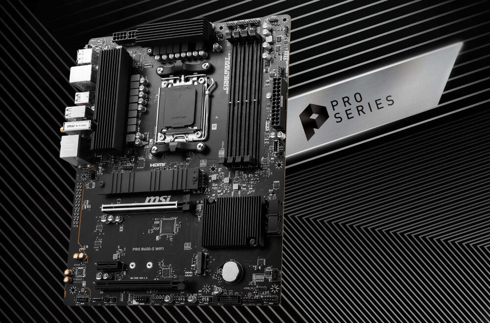 Komputer MAD DOG GeForce RTX4060 DLSS 3 CS2 Reflex Edition BQ500FX-A12DR32 Płyta główna z ustawiona przodem na tle ze srebrno-czarnymi paskami, kompatybilność, układ zasilania, łączność Wi-Fi