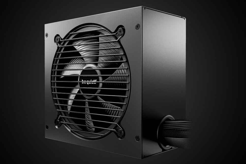 Komputer MAD DOG GeForce RTX4070 DLSS 3 CS2 Reflex Edition BQ500FX-I12DR32 Zasilacz ustawiony bokiem z widocznym wentylatorem na czarno-szarym tle, moc, sprawność, certyfikat, zasilanie