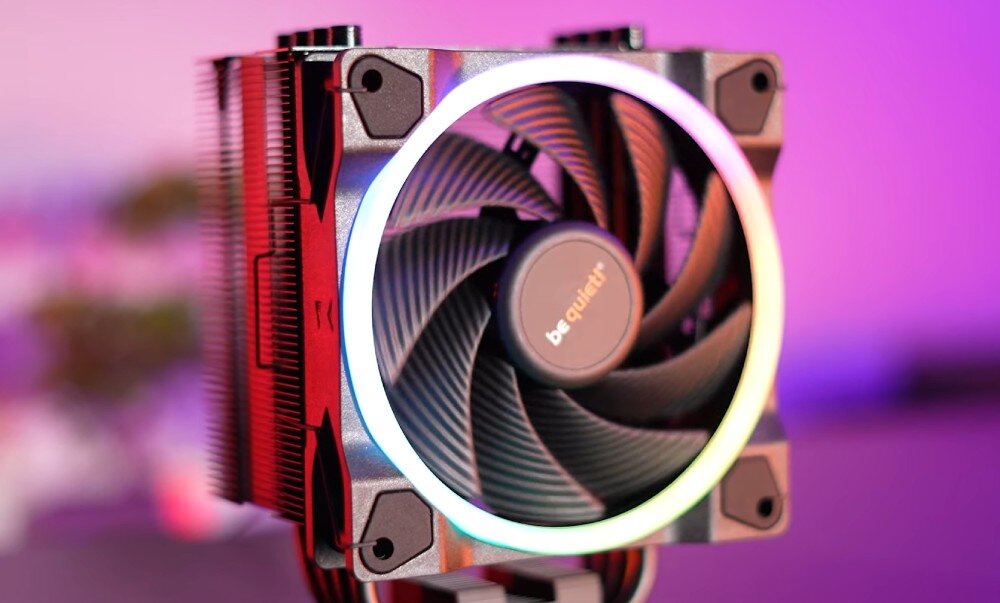 Komputer MAD DOG GeForce RTX4070 DLSS 3 CS2 Reflex Edition BQ500FX-I12DR32 Chłodzenie procesora z pojedynczym wentylatorem i okrągłym podświetleniem LED. W tle rozmyte fioletowo-różowe światło, chłodzenie procesora, temperatura, podświetlenie