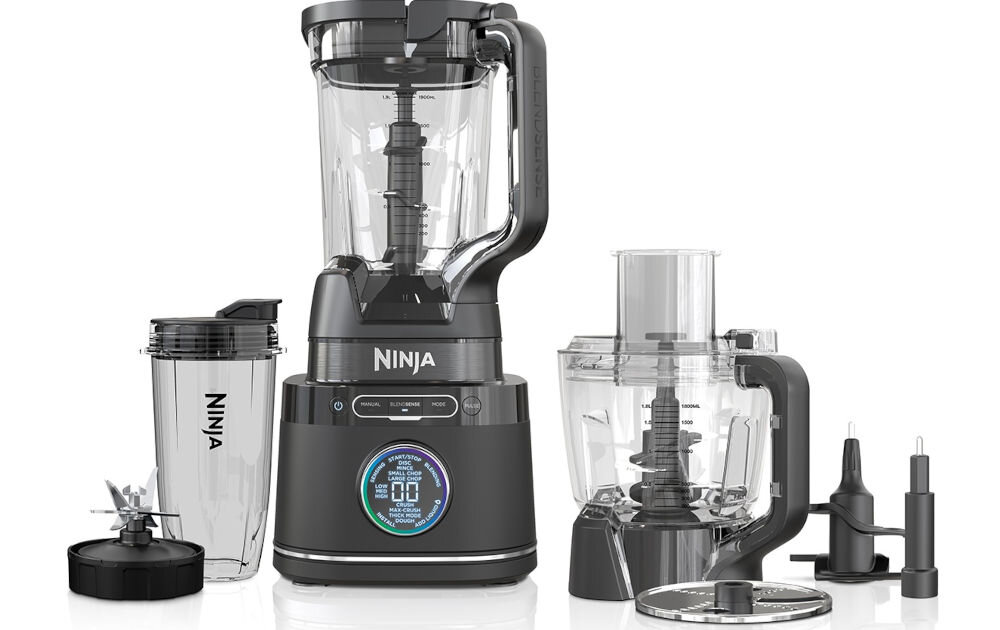 Blender kielichowy NINJA Detect Power Pro TB401EU podstawa z silnikiem dzbanek z pokrywką 3 x kubek 0,7 l, pokrywka z ustnikiem ostrze do kruszenia i krojenia Ninja Detect ostrze Hybrid Edge tarcza do krojenia i tarcia hak do ciasta przewodnik z przepisami dokumentacja białe tło