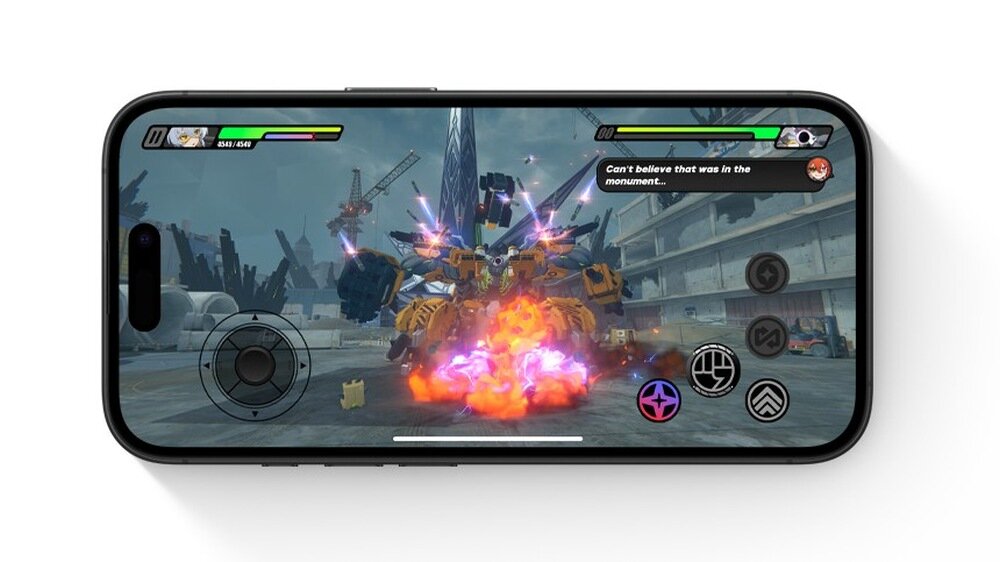 Smartfon wyświetla grę z robotem w centrum ekranu, otoczonym przez eksplozję. Na ekranie widoczne są różne ikony sterowania oraz pasek zdrowia postaci.