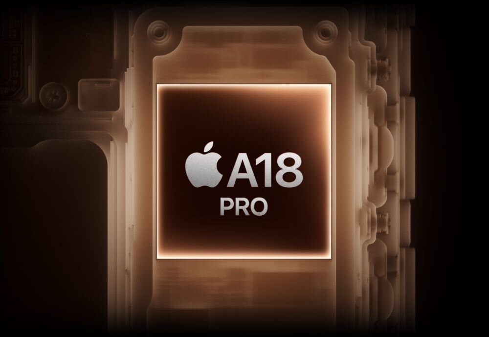 Obraz przedstawia procesor z logo Apple i napisem \'A18 PRO\'. Procesor jest podświetlony na tle ciemnych elementów technologicznych.