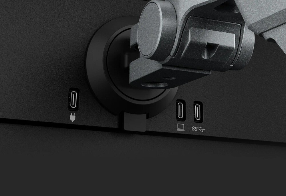 Monitor EIZO FlexScan FLT-BK Zbliżenie na tył monitora. Pokazane złącza USB-C i element ramienia montażowego, które trzyma urządzenie, porty, podłączenie, zasilanie, moc