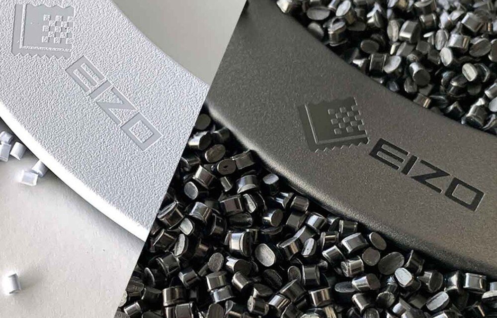 Monitor EIZO FlexScan FLT-BK Fragment obudowy monitora wykonanej z tworzywa sztucznego. Widoczne granulki tworzywa i wytłoczone logo producenta, obudowa, recykling