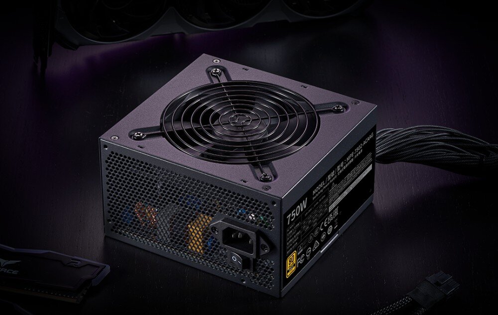 Komputer MAD DOG ENDORFY500AIR-A15DR32 Zasilacz komputerowy w ciemnej obudowie, z etykietą informującą o mocy i certyfikacie sprawności, umieszczony obok wnętrza komputera, zasilacz, moc, sprawność, certyfikat, zabezpieczenia