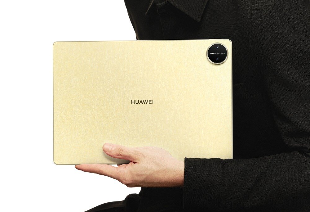Tablet HUAWEI MatePad Pro 13.2 trzymany przez modela