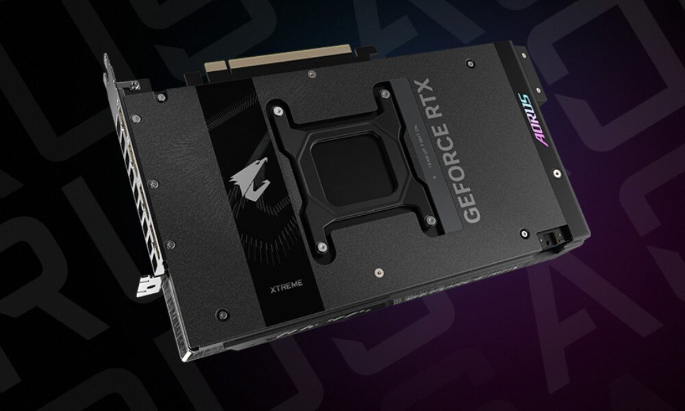 Karta graficzna GIGABYTE Aorus GeForce RTX 5090 Xtreme Waterforce 32GB Tył karty graficznej AORUS GeForce RTX, ukazujący metalowy backplate z logo AORUS i oznaczeniem XTREME