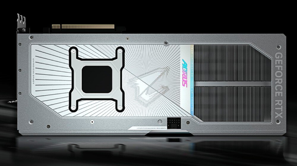 Karta graficzna GIGABYTE Aorus GeForce RTX 5090 Master Ice 32GB Tylny widok karty graficznej z metalową płytą backplate, otworami wentylacyjnymi i logo producenta na tle czarnej powierzchni, konstrukcja, metalowy backplate, wspornik
