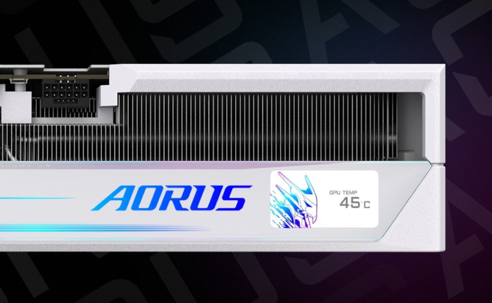 Karta graficzna GIGABYTE Aorus GeForce RTX 5090 Master Ice 32GB Zbliżenie na bok karty graficznej z wyświetlaczem LCD pokazującym temperaturę 45 stopni i logo producenta, wyświetlacz