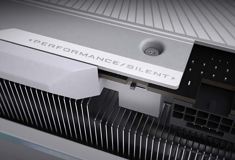 Karta graficzna GIGABYTE Aorus GeForce RTX 5090 Master Ice 32GB Zbliżenie na przełącznik trybu Performance i Silent na obudowie karty graficznej, tryby działania, Dual BIOS, powłoka ochronna