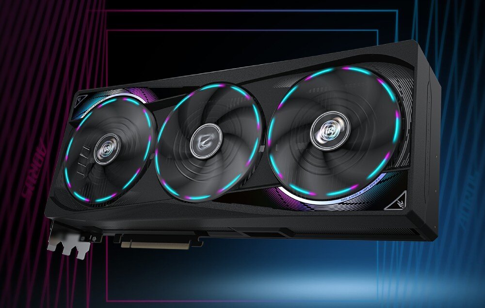 Karta graficzna GIGABYTE Aorus GeForce RTX 5090 Master 32GB Zbliżenie na kartę graficzną z trzema dużymi wentylatorami, z widocznym podświetleniem RGB w kolorze turkusowym i fioletowym na ciemnym, geometrycznym tle, architektura, technologie, pamięć, rdzenie CUDA, taktowanie