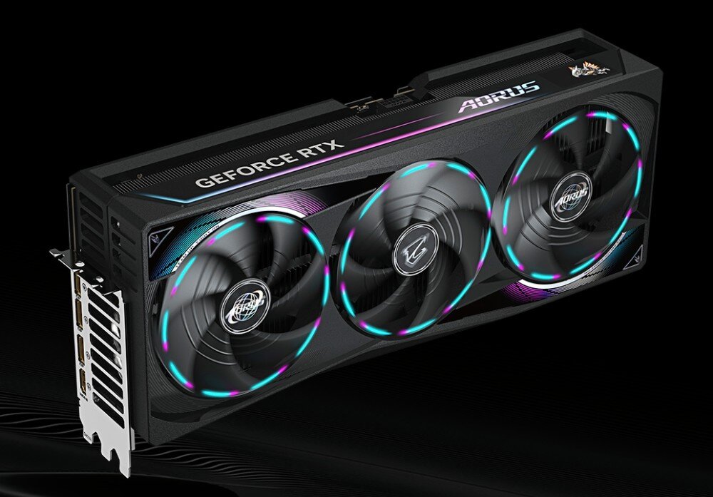 Karta graficzna GIGABYTE Aorus GeForce RTX 5090 Master 32GB Skośny widok z przodu i z boku karty graficznej zamontowanej w obudowie, z wyraźnie widocznymi trzema podświetlanymi wentylatorami, ekran LCD, informacje, podświetlenie