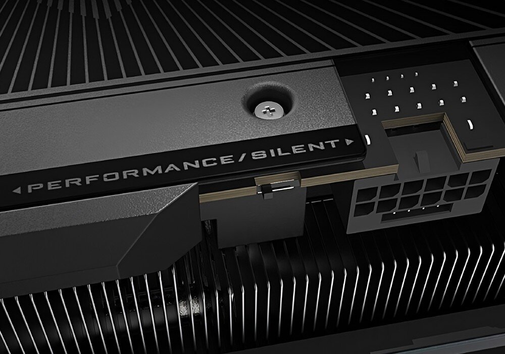 Karta graficzna GIGABYTE Aorus GeForce RTX 5090 Master 32GB Zbliżenie na przełącznik trybu 'Performance/Silent' umieszczony obok złącza zasilania na górnej krawędzi karty graficznej, funkcja Dual BIOS, tryby działania