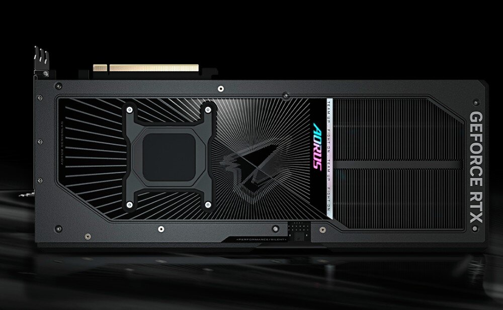 Karta graficzna GIGABYTE Aorus GeForce RTX 5090 Master 32GB Widok tylnej strony karty graficznej z dużym metalowym panelem ochronnym, logo producenta i wycięciem wentylacyjnym po prawej stronie, metalowy backplate, konstrukcja, wskaźnik zasilania