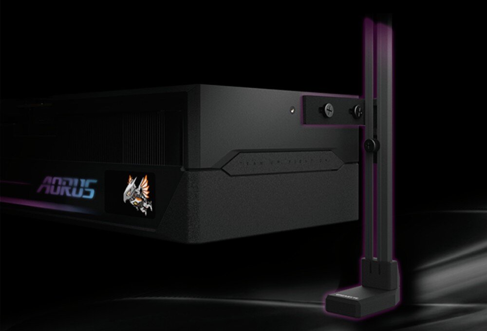 Karta graficzna GIGABYTE Aorus GeForce RTX 5090 Master 32GB Zbliżenie na tylną część karty graficznej wspartą pionowym uchwytem VGA w kolorze czarnym z delikatnym podświetleniem fioletowym, uchwyt karty, podparcie