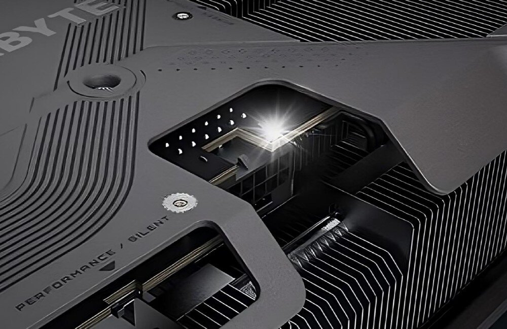 Karta graficzna GIGABYTE GeForce RTX 5070 Ti Gaming OC 16GB Fragment obudowy z futurystycznym oznaczeniem Code / Cyborg, podkreślającym stylistykę karty