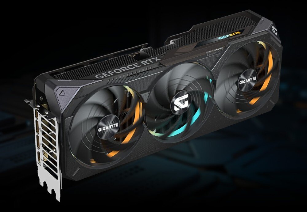 Karta graficzna GIGABYTE GeForce RTX 5070 Ti Gaming OC 16GB Widok całej karty graficznej pod kątem, z podświetlanymi wentylatorami i masywną konstrukcją chłodzenia